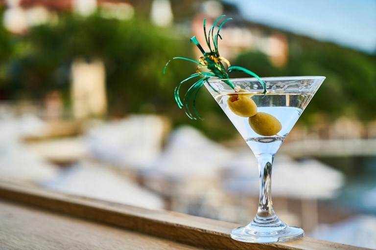 Dry Martini Cocktail: Τι είναι το  και πώς να το φτιάξετε.