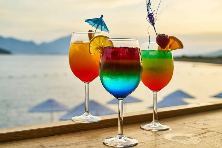 Διάφορα πολύχρωμα cocktails